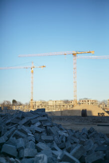 Deutschland, Köln, Baustelle, Steine, Kräne im Hintergrund - DASF000002