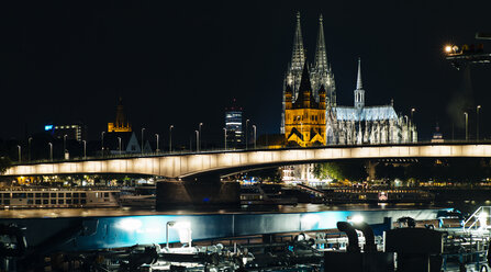 Deutschland, Köln, Blick auf den Kölner Dom mit Groß Sankt Martin und Deutzer Brücke bei Nacht - DASF000003