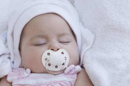 Porträt eines schlafenden kleinen Mädchens mit Schnuller - ERLF000067