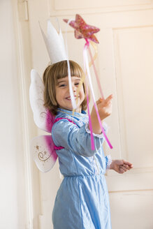 Portrait of little girl dressed up as fairy queen - LVF004046