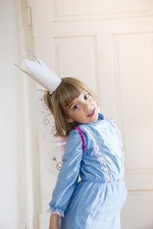 Porträt eines kleinen Mädchens, das sich als Feenkönigin verkleidet hat - LVF004047