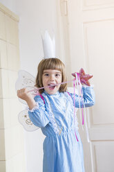 Porträt eines kleinen Mädchens, das sich als Feenkönigin verkleidet hat - LVF004048
