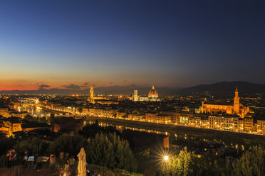 Italien, Toskana, Florenz, Stadtbild, Blick auf die Cattedrale di Santa Maria del Fiore am Abend - FOF008333