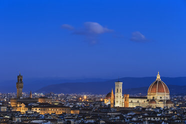 Italien, Toskana, Florenz, Stadtbild, Blick auf die Cattedrale di Santa Maria del Fiore am Abend - FOF008334