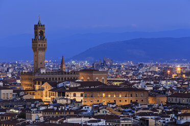 Italien, Toskana, Florenz, Stadtbild, Blick auf die Cattedrale di Santa Maria del Fiore am Abend - FOF008336