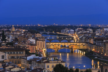 Italien, Toskana, Florenz, Stadtbild, Blick auf den Arno mit Ponte Vecchio am Abend - FOF008337