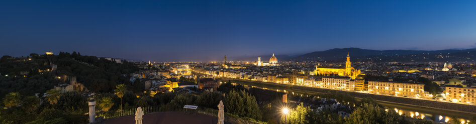 Italien, Toskana, Florenz, Stadtbild, Fluss Arno am Abend, Panorama - FOF008338