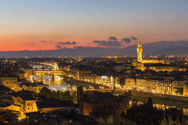 Italy, Tuscany, Florence, Cityscape, View of Arno river, Ponte Vecchio and Palazzo Vecchio in the evening - FOF008339