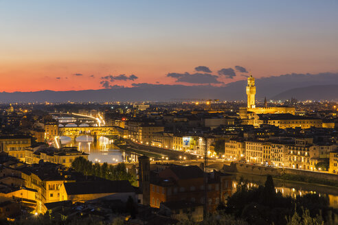 Italien, Toskana, Florenz, Stadtbild, Blick auf den Arno, Ponte Vecchio und Palazzo Vecchio am Abend - FOF008339