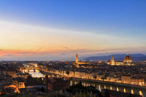 Italien, Toskana, Florenz, Stadtbild, Blick auf den Arno, Ponte Vecchio und Palazzo Vecchio am Abend, lizenzfreies Stockfoto