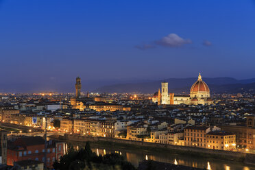 Italien, Toskana, Florenz, Stadtbild, Blick auf die Cattedrale di Santa Maria del Fiore am Abend - FOF008341