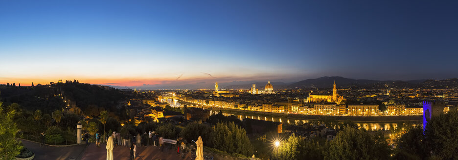 Italien, Toskana, Florenz, Stadtbild am Abend, Panorama - FOF008343