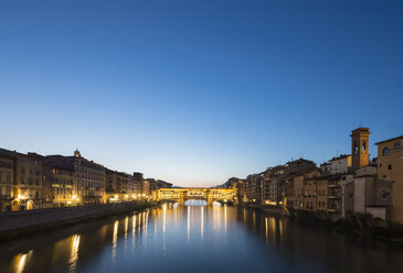 Italien, Toskana, Florenz, Blick auf den Arno und die Ponte Vecchio am Abend - FOF008345