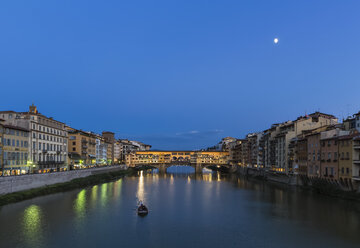 Italien, Toskana, Florenz, Blick auf den Arno und die Ponte Vecchio am Abend - FOF008346