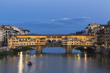 Italien, Toskana, Florenz, Blick auf den Arno und die Ponte Vecchio am Abend - FOF008347