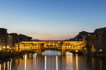 Italien, Toskana, Florenz, Blick auf den Arno und die Ponte Vecchio am Abend - FOF008349