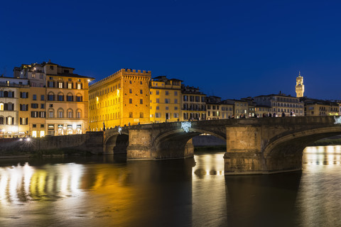 Italien, Toskana, Florenz, Blick auf den Arno und die Ponte Vecchio am Abend, lizenzfreies Stockfoto