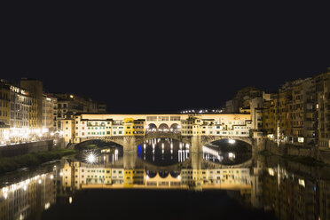 Italien, Toskana, Florenz, Blick auf den Arno und Ponte Vecchio bei Nacht - FOF008351