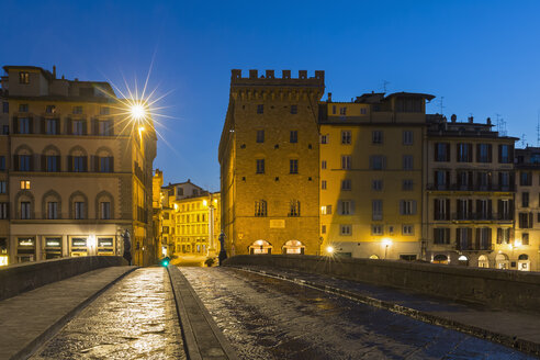 Italien, Toskana, Florenz, Ponte alle Grazie am Abend - FOF008352