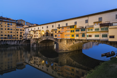 Italien, Toskana, Florenz, Blick auf den Arno und die Ponte Vecchio am Abend, lizenzfreies Stockfoto