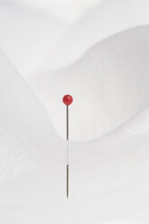 Rote Nadel in weißem Tuch - CRF002724