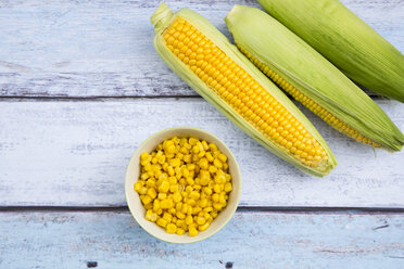 Organic corncob on wood, maize in bowl - LVF004054