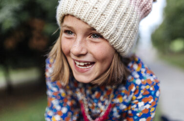 Portrait of smiling girl wearing woollen cap - MGOF000948