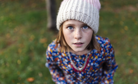 Porträt eines Mädchens mit Wollmütze, das nach oben schaut, lizenzfreies Stockfoto