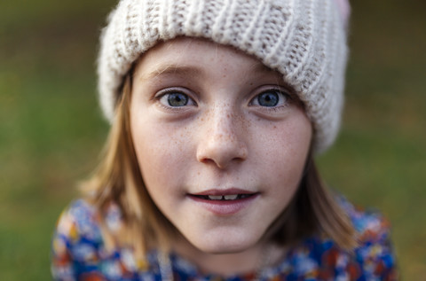 Porträt eines lächelnden Mädchens mit Wollmütze, lizenzfreies Stockfoto