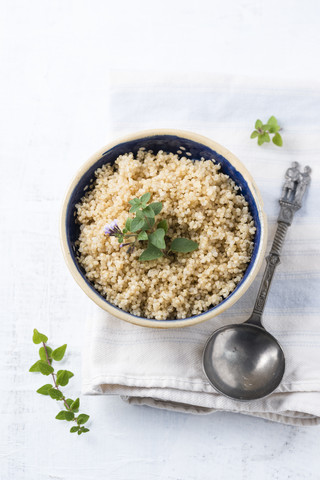 Schüssel mit gekochtem Quinoa, lizenzfreies Stockfoto