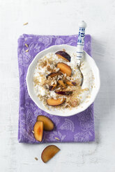 Schale mit Sauermilch, Quinoa, Pflaumen, Sonnenblumenkernen und Zimt - MYF001179