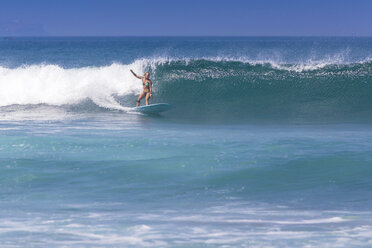 Indonesien, Bali, Surferin - KNTF000142