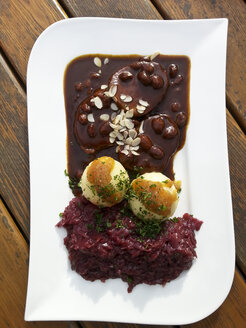 Rinderbraten, Sauerbraten, mit Kartoffelknödeln und Rotkohl - CSF026562