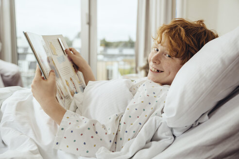 Kranker Junge, der im Krankenhausbett liegend ein Buch liest - MFF002464
