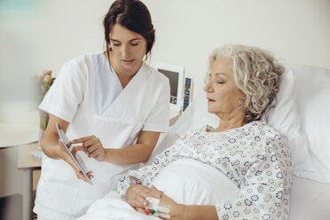 Krankenschwester erklärt ältere Frau im Krankenhaus digitales Tablet - MFF002468