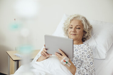 Ältere Frau im Krankenhaus mit digitalem Tablet - MFF002469