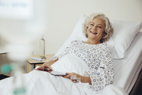Senior woman in hospital - MFF002470