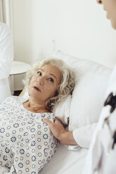 Senior woman in hospital looking worried - MFF002473