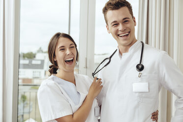 Krankenschwester und junger Arzt flirten bei der Arbeit - MFF002487