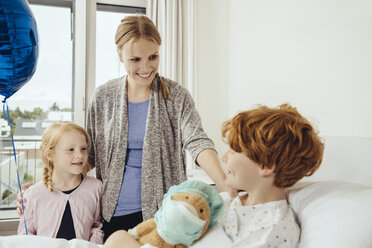 Mutter und Schwester besuchen einen Jungen im Krankenhaus an seinem Geburtstag - MFF002489