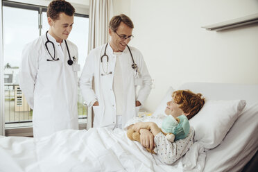 Ärzte besuchen Jungen am Krankenhausbett - MFF002493