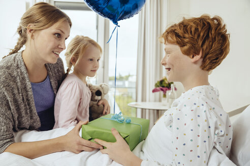 Mutter und Schwester besuchen einen Jungen im Krankenhaus an seinem Geburtstag - MFF002496