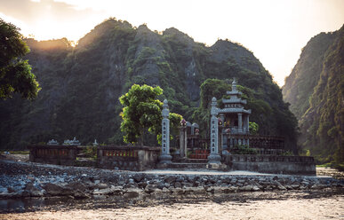 Vietnam, Ninh Binh, Buddhistischer Tempel am Abend - EHF000290