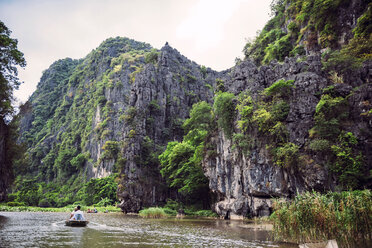 Vietman, Tam Coc, Ninh Binh, Menschen im Boot auf dem Fluss - EHF000296