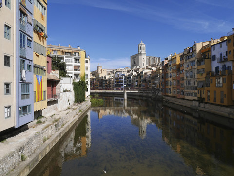 Spanien, Girona, Fluss Onyar mit der Kathedrale Santa Maria de Girona im Hintergrund, lizenzfreies Stockfoto