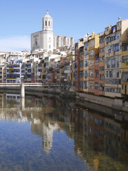 Spanien, Girona, Fluss Onyar mit der Kathedrale Santa Maria de Girona im Hintergrund - JMF000361