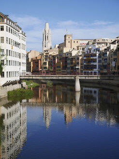 Spanien, Girona, Fluss Onyar mit der Kathedrale Santa Maria de Girona im Hintergrund - JMF000362