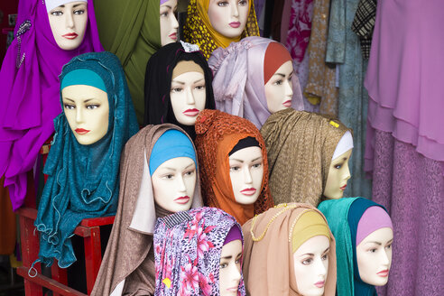 Indonesien, Belitung, Kopftücher in einem Bekleidungsgeschäft - WE000379