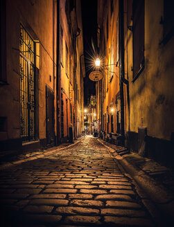 Schweden, Stockholm, Gamla Stan, beleuchtete Gasse bei Nacht - MPAF000044