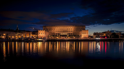 Schweden, Stockholm, Blick auf den Königspalast bei Nacht, lizenzfreies Stockfoto